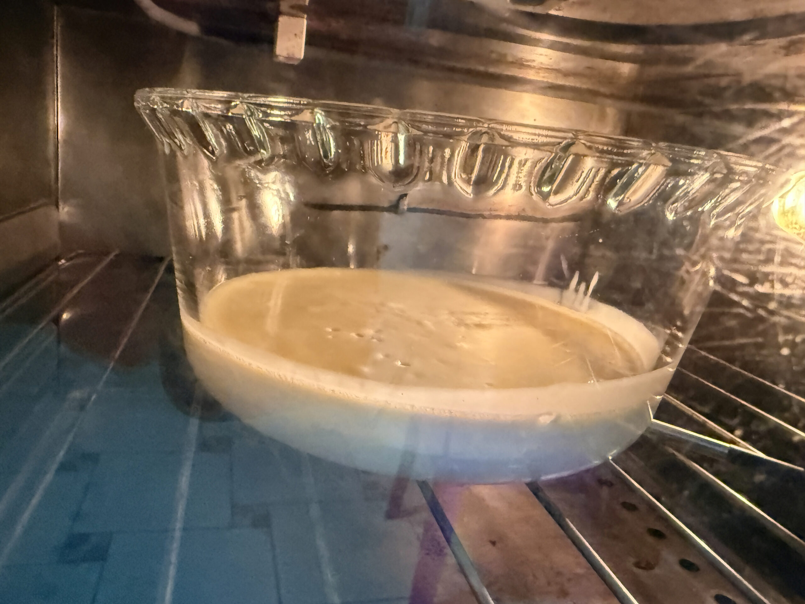 Creme de leite fresco no refratário dentro do forno controlado