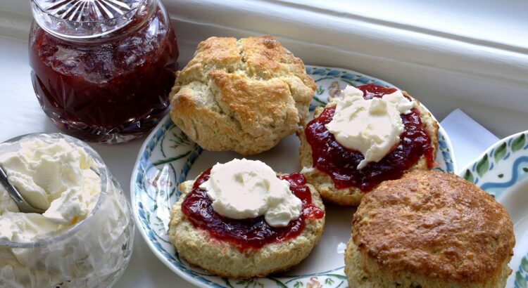Prato de scones com geleia de morango e Clotted Cream - o tradicional Cornish Cream Tea