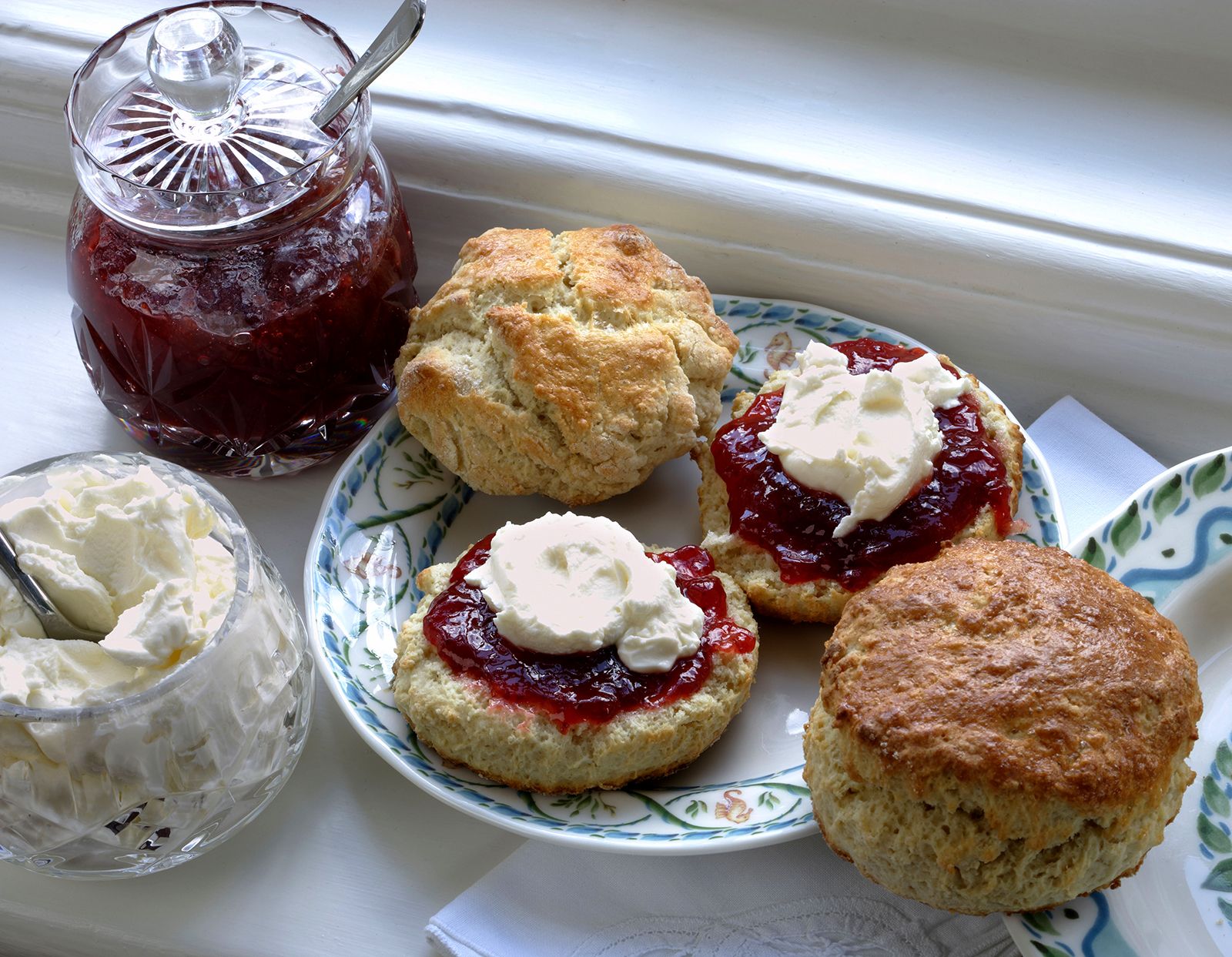 Prato de scones com geleia de morango e Clotted Cream - o tradicional Cornish Cream Tea